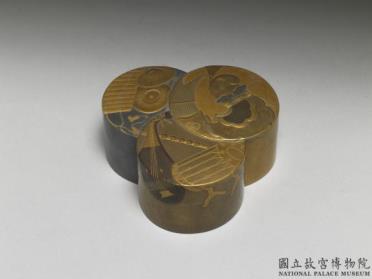 图片[2]-Lacquer box in the shape of three conjoined circles decorated with instruments, Ch’ing dynasty (1644-1911)-China Archive